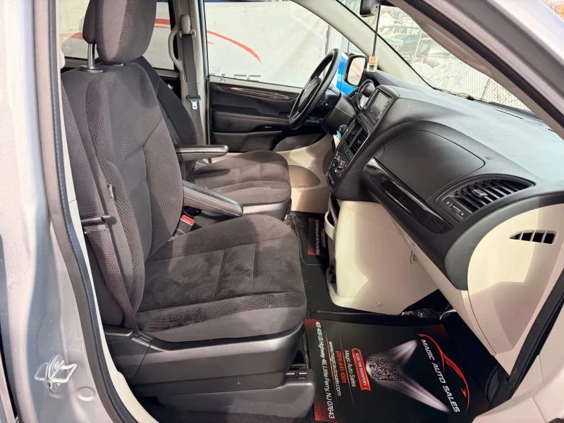 2019 Dodge Caravan - Image 6 of 11