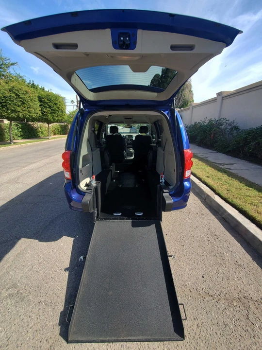 2019 Dodge Caravan - Image 11 of 21