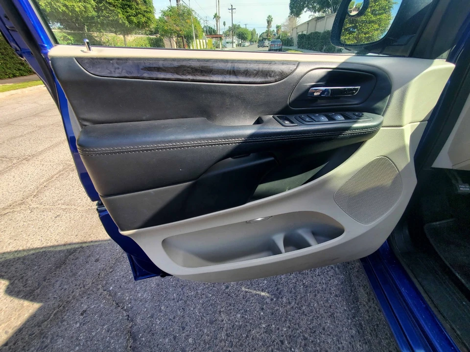 2019 Dodge Caravan - Image 16 of 21