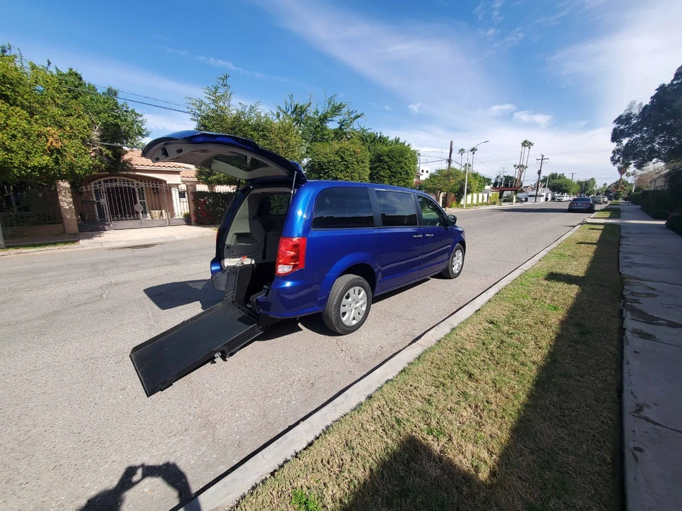 2019 Dodge Caravan - Image 13 of 21