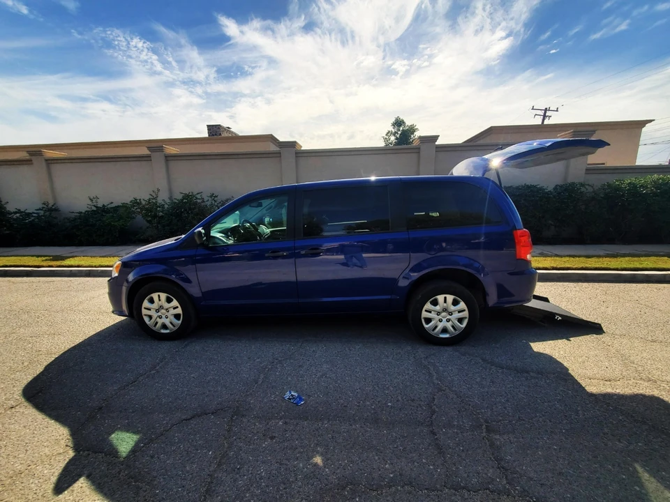 2019 Dodge Caravan - Image 15 of 21