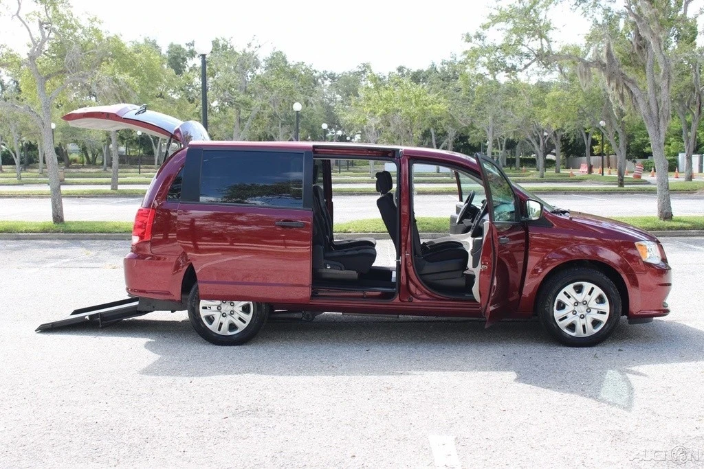 2019 Dodge Caravan - Image 5 of 21
