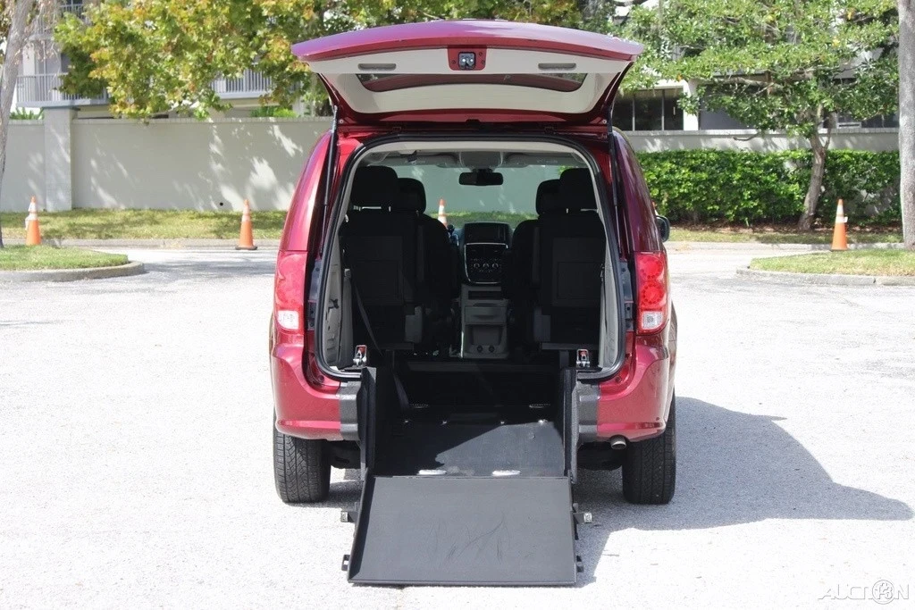 2019 Dodge Caravan - Image 2 of 21