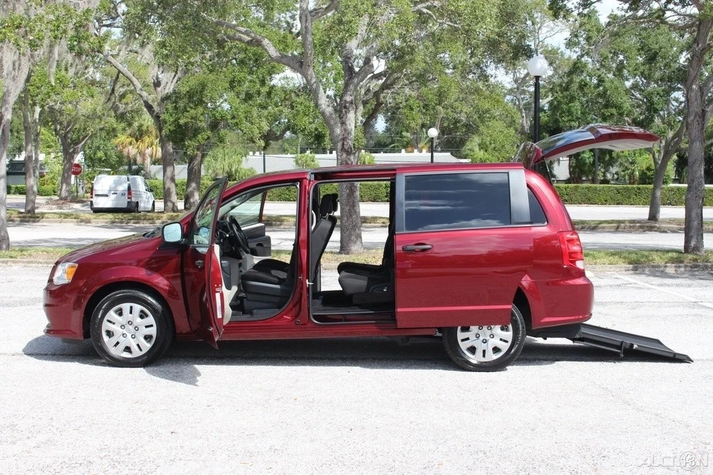 2019 Dodge Caravan - Image 4 of 21