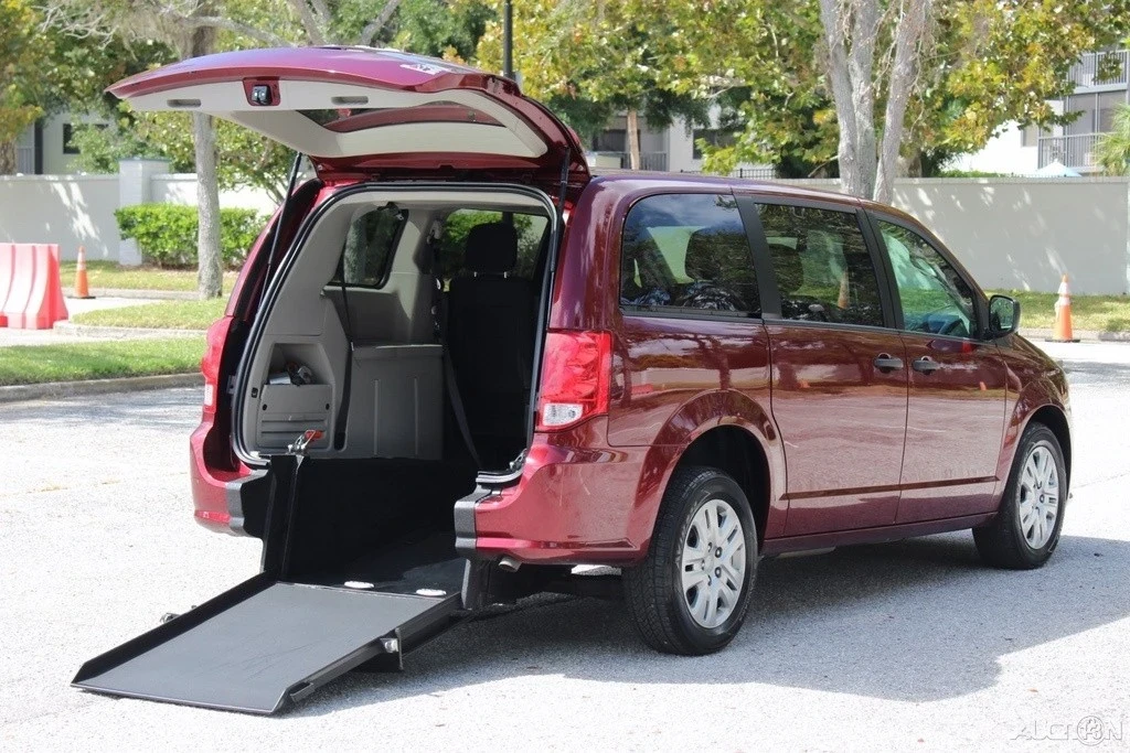 2019 Dodge Caravan - Image 3 of 21