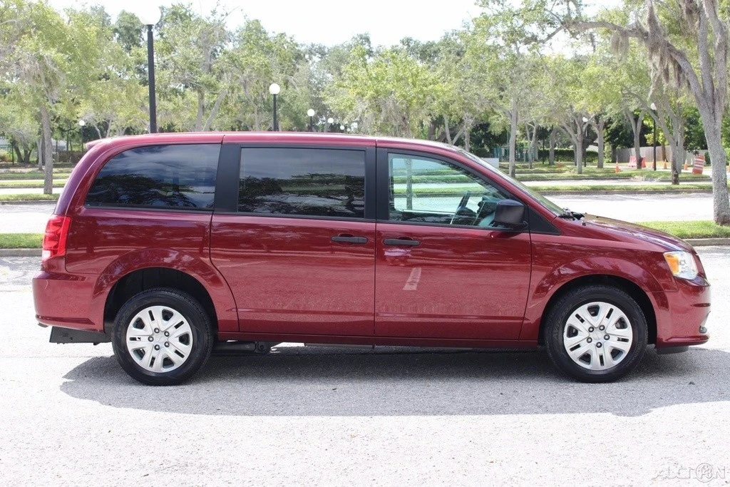 2019 Dodge Caravan - Image 16 of 21