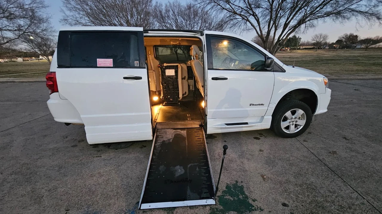 2019 Dodge Caravan - Image 8 of 16