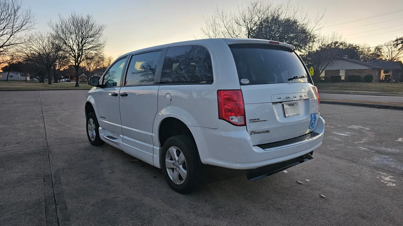 2019 Dodge Caravan - Image 5 of 16