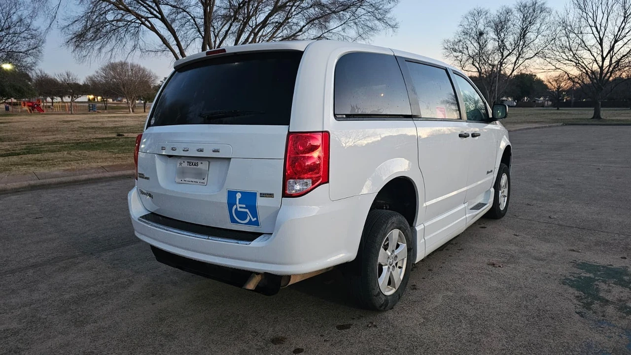 2019 Dodge Caravan - Image 4 of 16