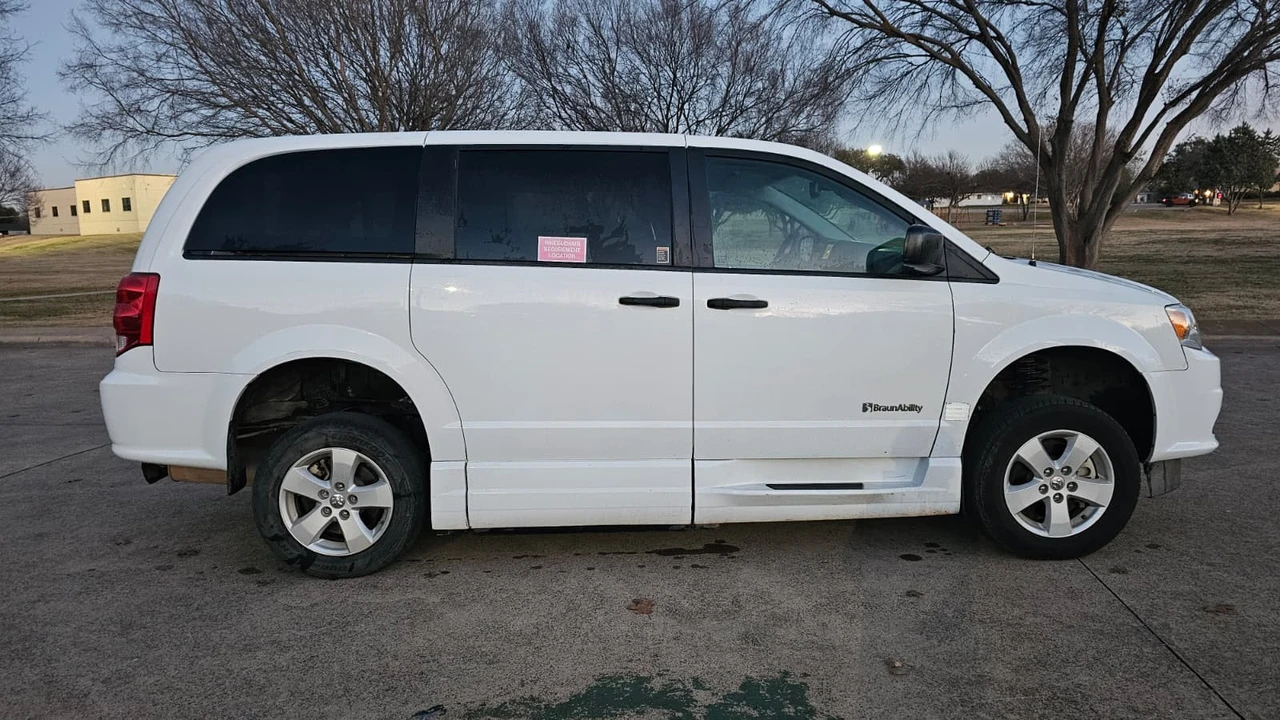 2019 Dodge Caravan - Image 3 of 16