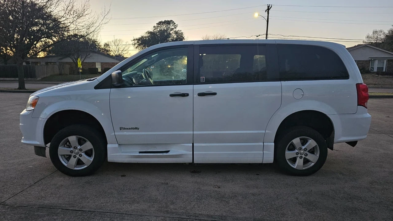 2019 Dodge Caravan - Image 6 of 16