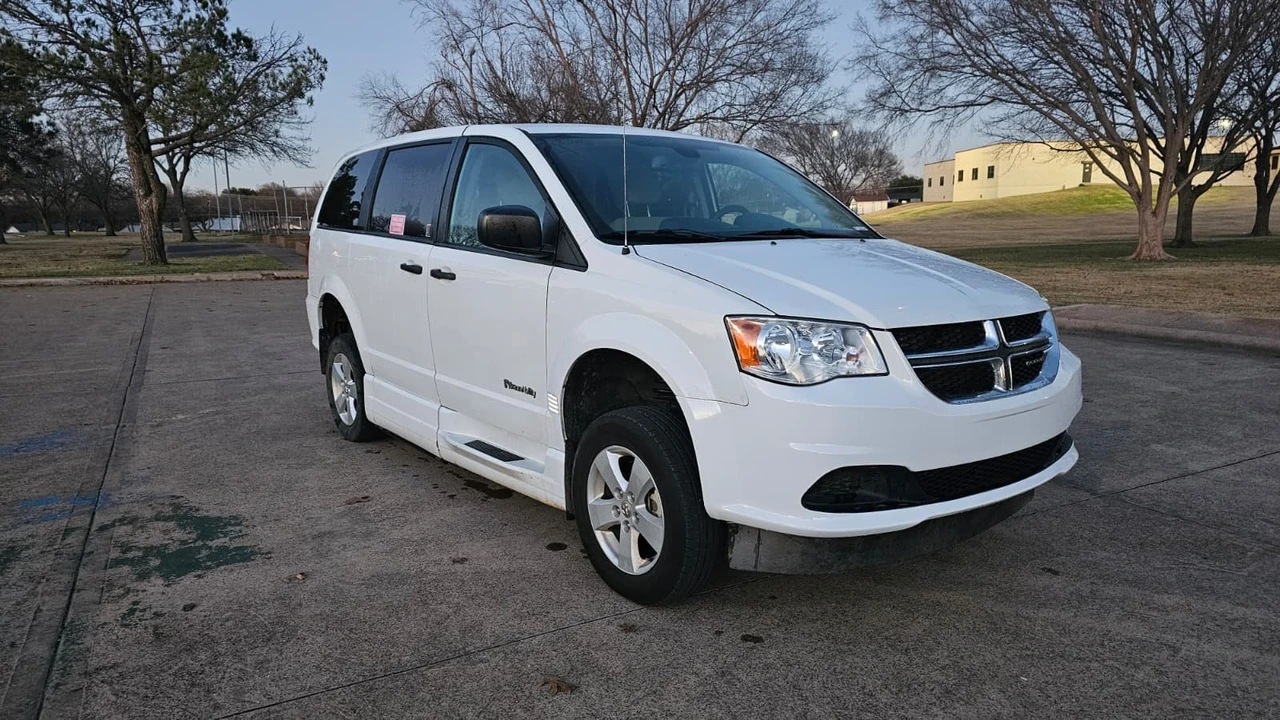 2019 Dodge Caravan - Image 2 of 16