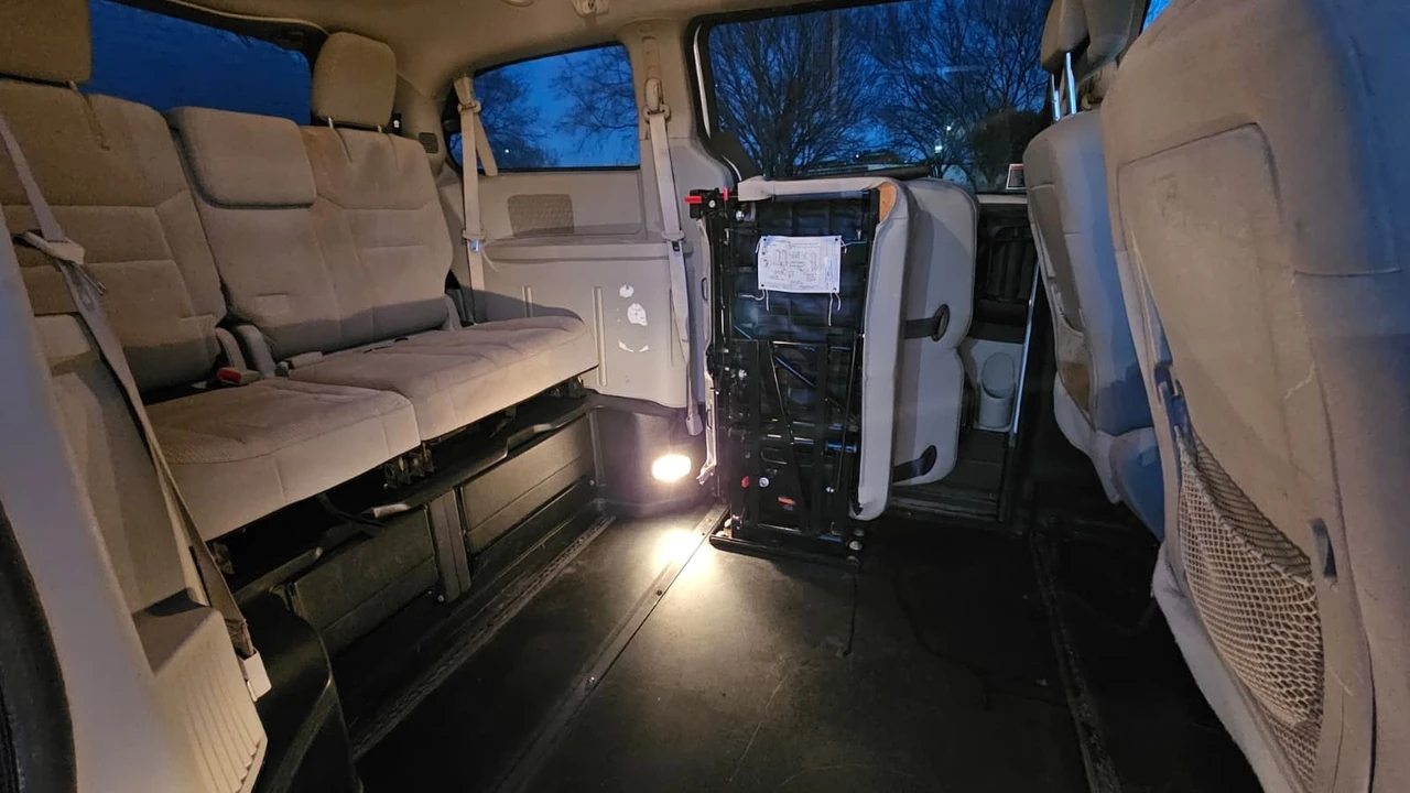 2019 Dodge Caravan - Image 13 of 16