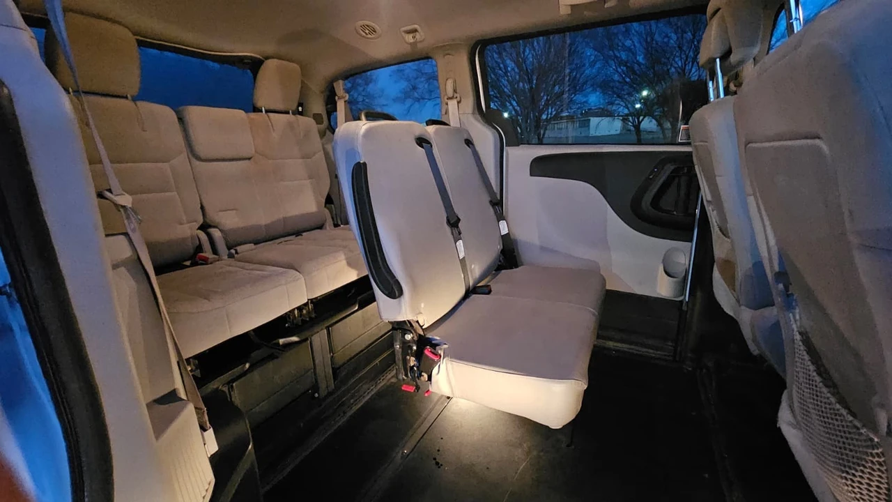 2019 Dodge Caravan - Image 14 of 16