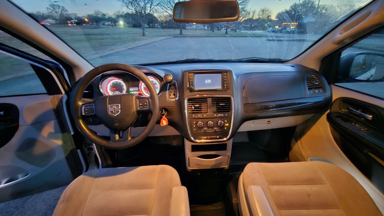2019 Dodge Caravan - Image 11 of 16