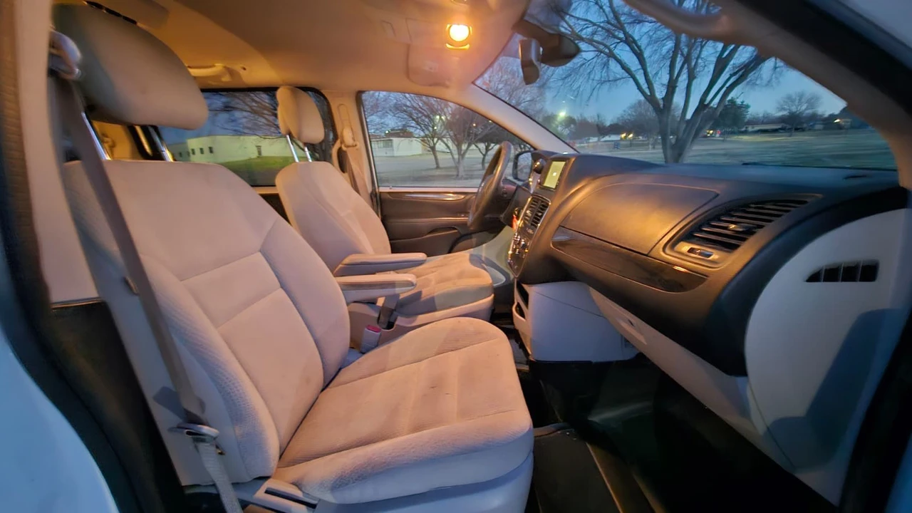 2019 Dodge Caravan - Image 10 of 16