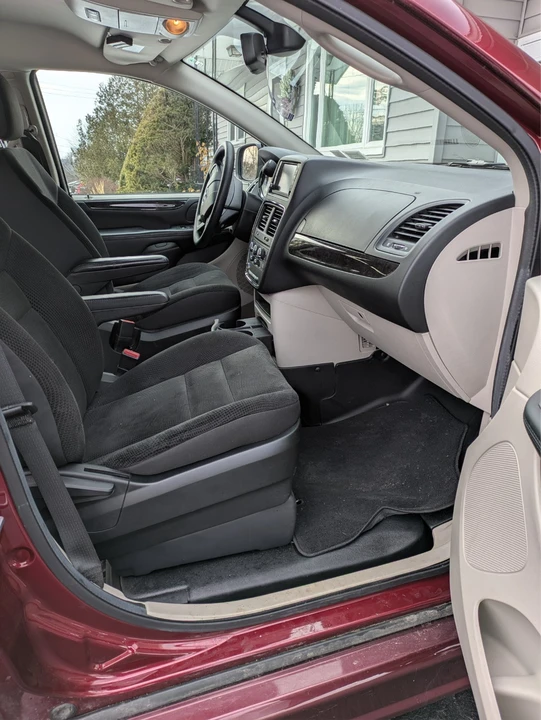 2019 Dodge Caravan - Image 2 of 10