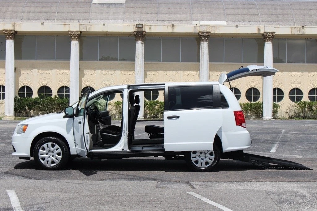 2019 Dodge Caravan - Image 4 of 21