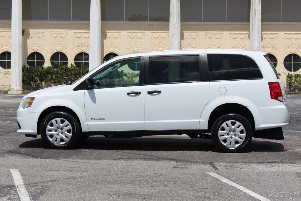 2019 Dodge Caravan - Image 11 of 21