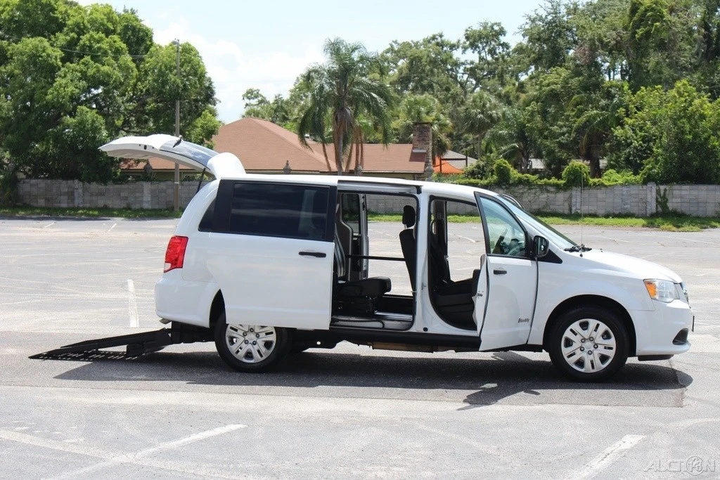 2019 Dodge Caravan - Image 5 of 21