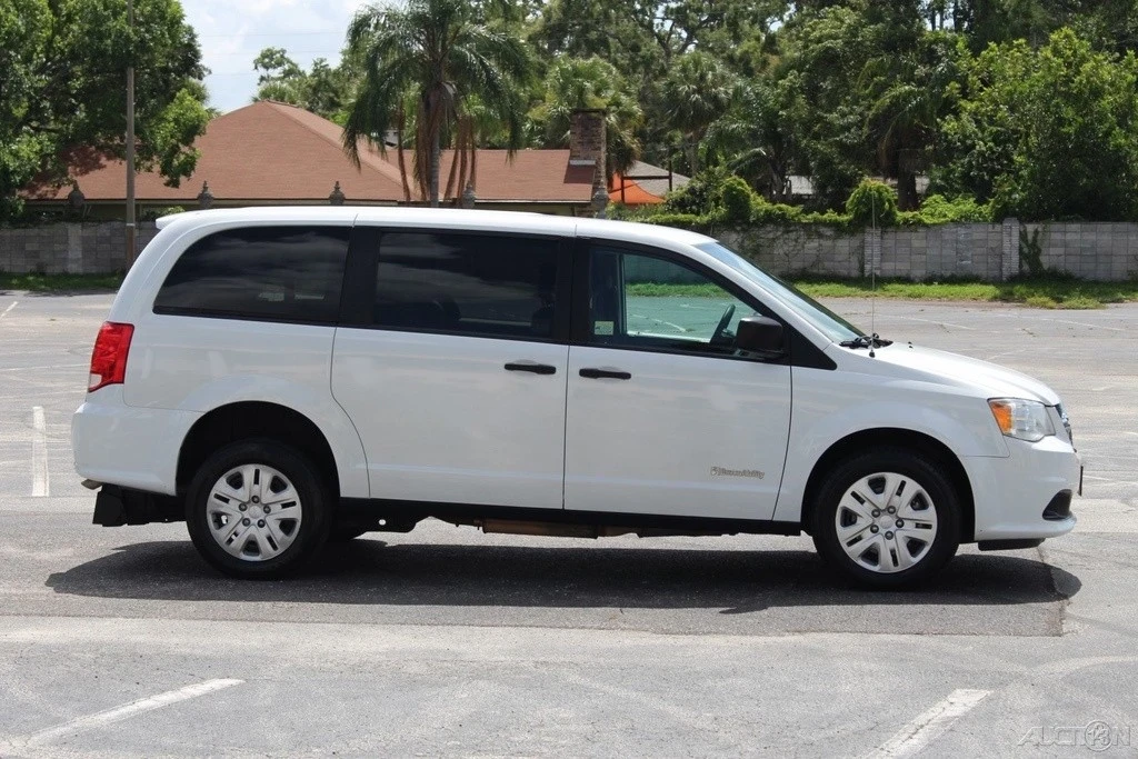 2019 Dodge Caravan - Image 16 of 21