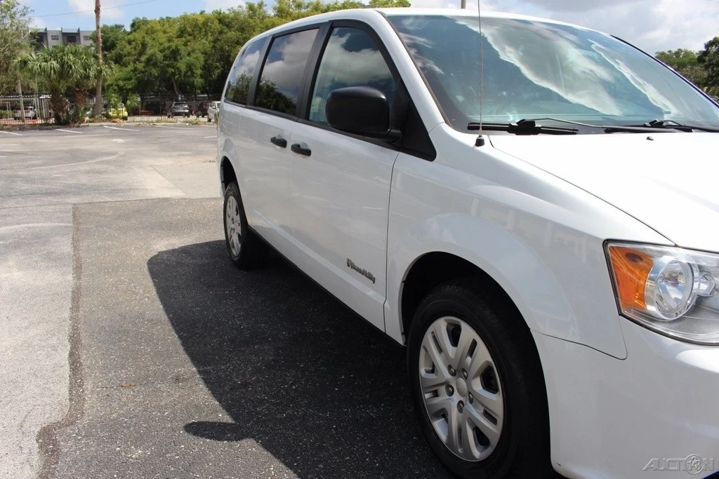 2019 Dodge Caravan - Image 17 of 21