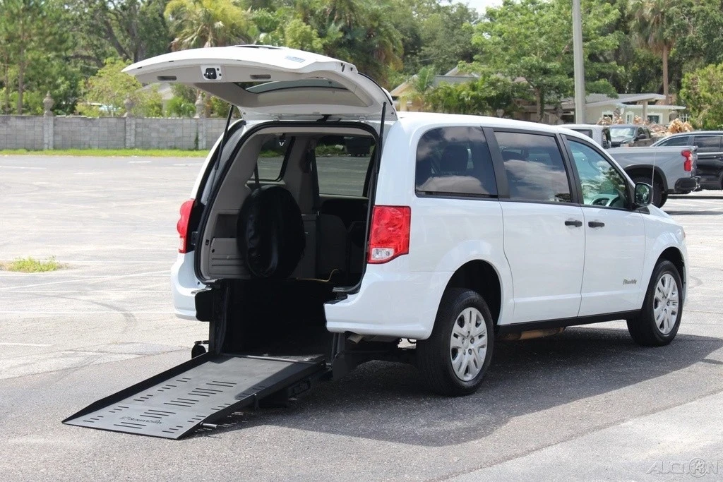 2019 Dodge Caravan - Image 3 of 21