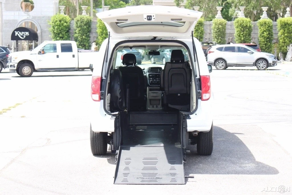 2019 Dodge Caravan - Image 2 of 21