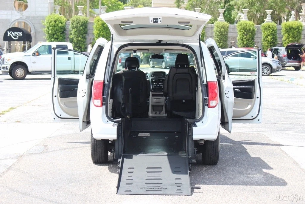 2019 Dodge Caravan - Image 6 of 21