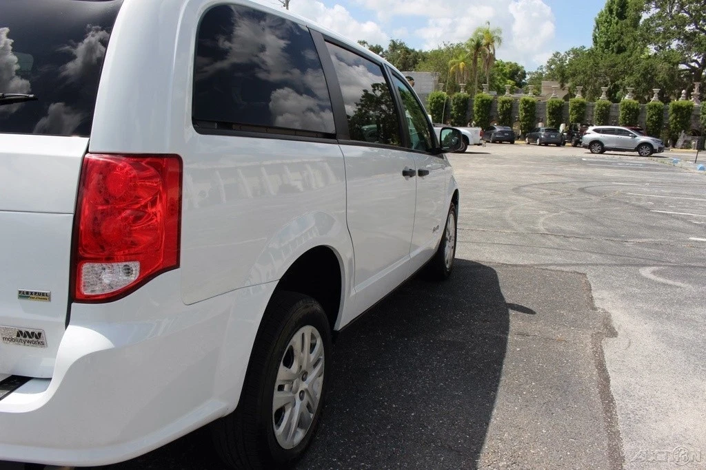 2019 Dodge Caravan - Image 18 of 21