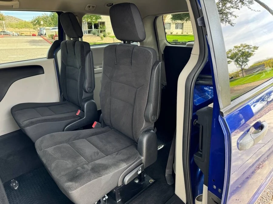 2019 Dodge Caravan - Image 11 of 16