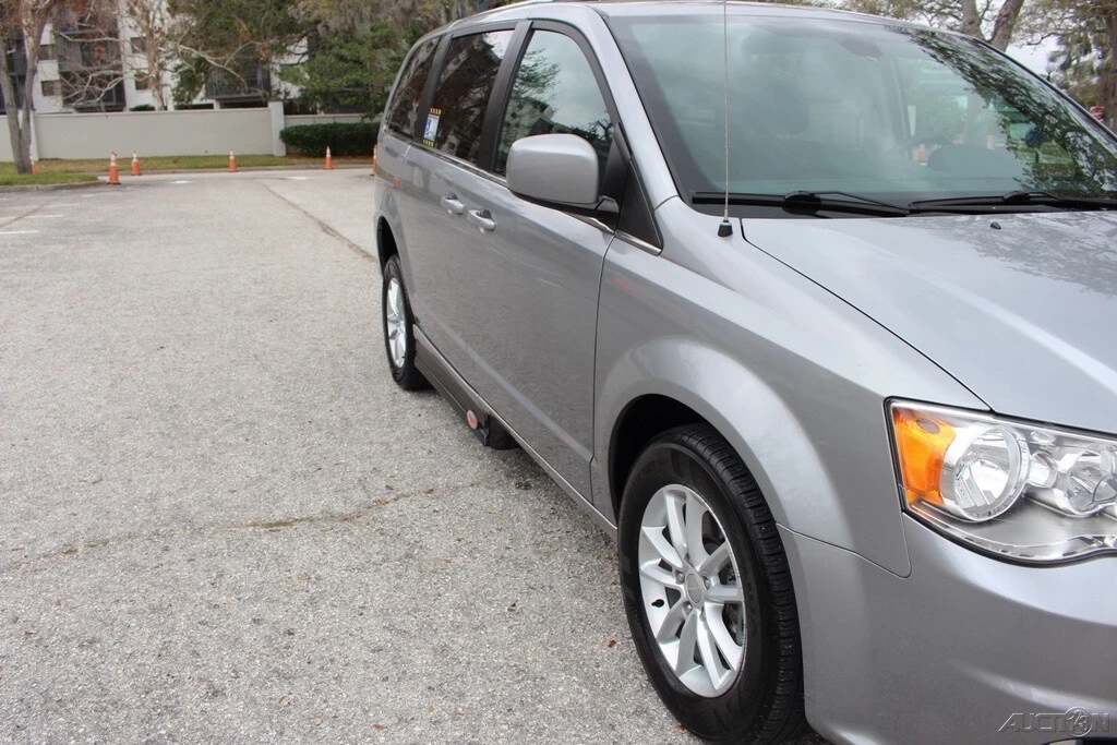 2019 Dodge Caravan - Image 16 of 21