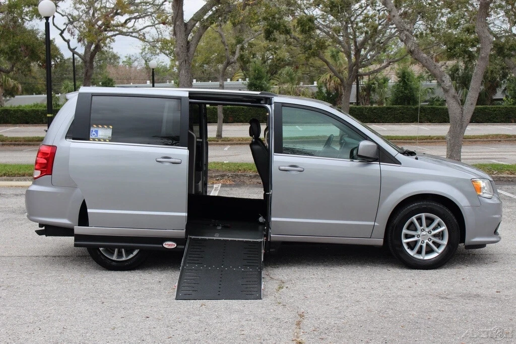 2019 Dodge Caravan - Image 2 of 21