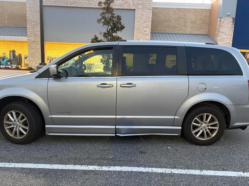 2019 Dodge Caravan - Image 9 of 10