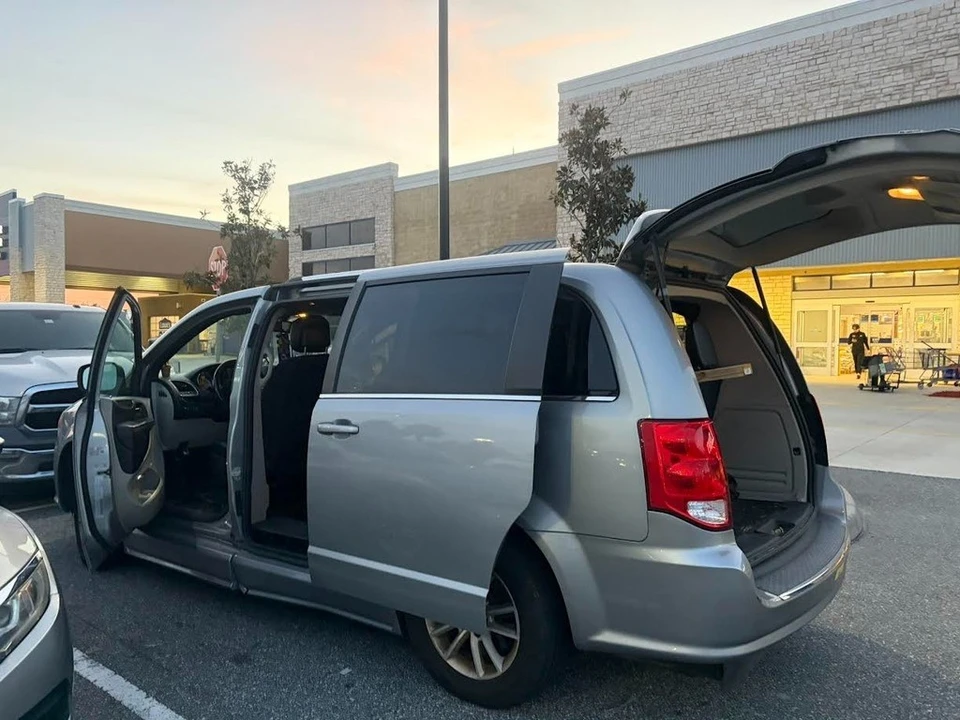2019 Dodge Caravan - Image 4 of 10