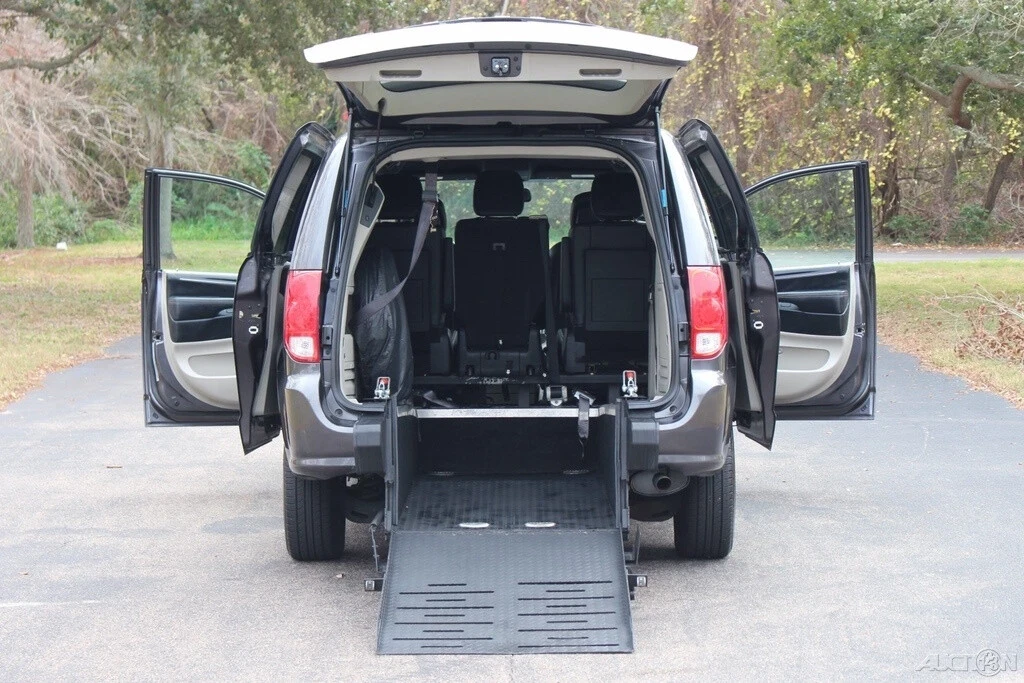 2019 Dodge Caravan - Image 6 of 21