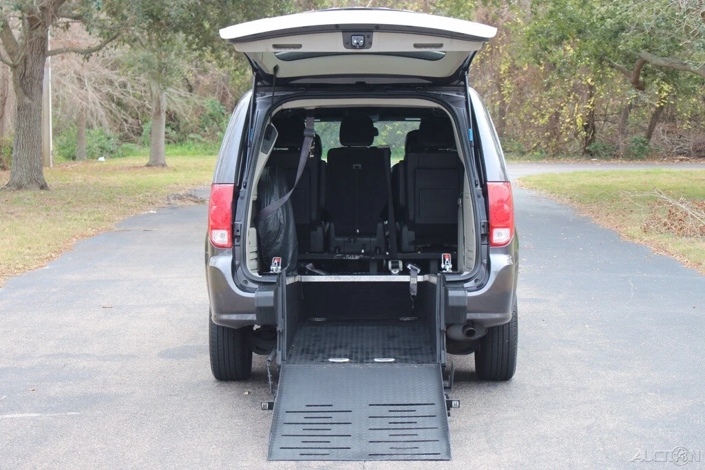 2019 Dodge Caravan - Image 2 of 21