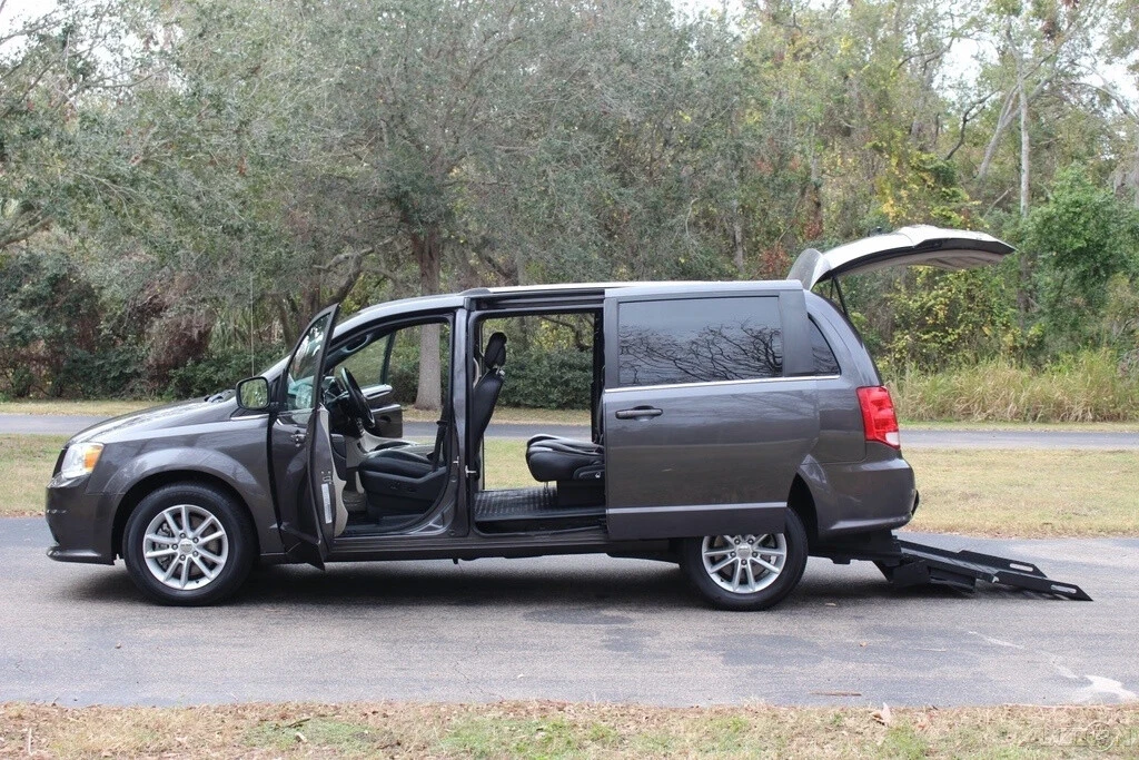 2019 Dodge Caravan - Image 4 of 21