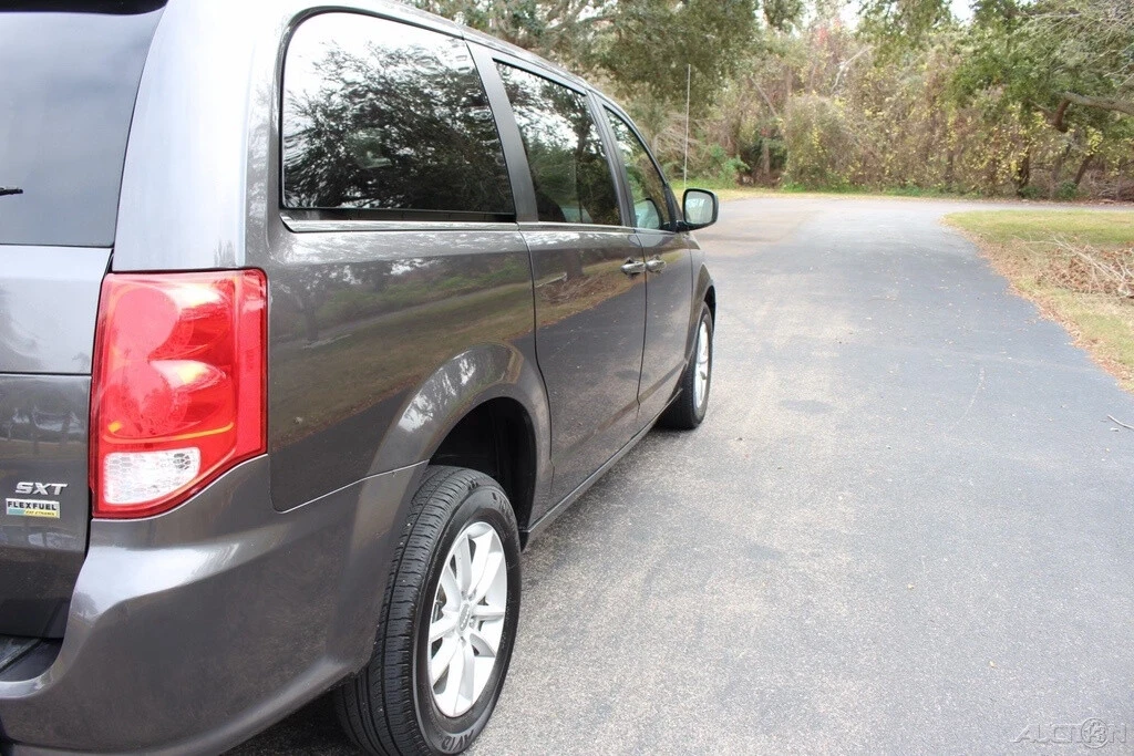 2019 Dodge Caravan - Image 17 of 21