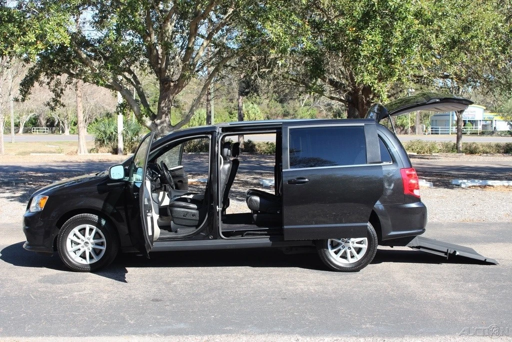 2019 Dodge Caravan - Image 4 of 21