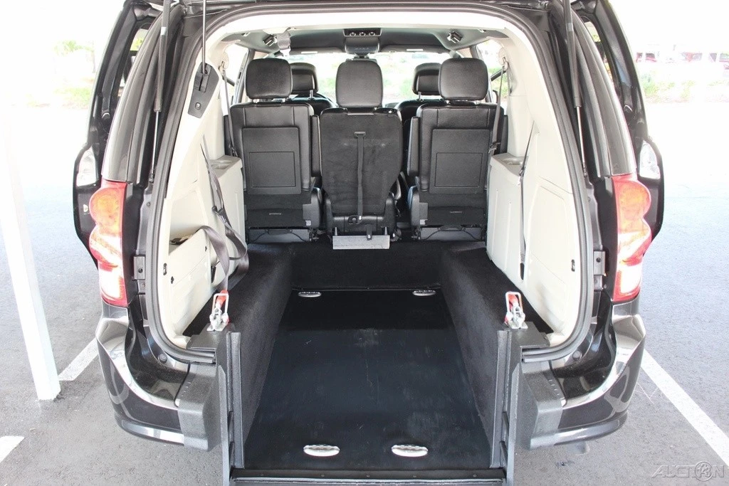 2019 Dodge Caravan - Image 8 of 21