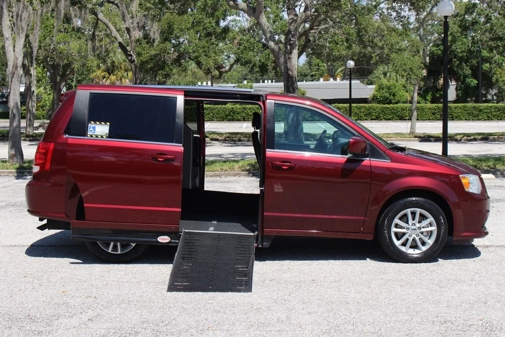 2019 Dodge Caravan - Image 3 of 24