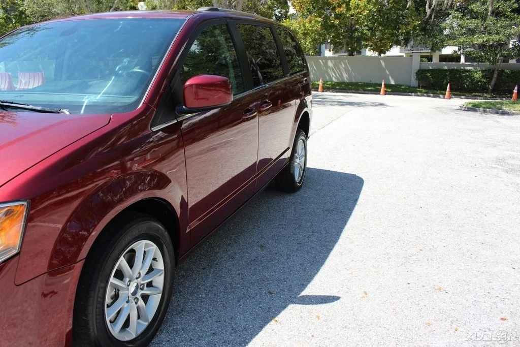 2019 Dodge Caravan - Image 16 of 24