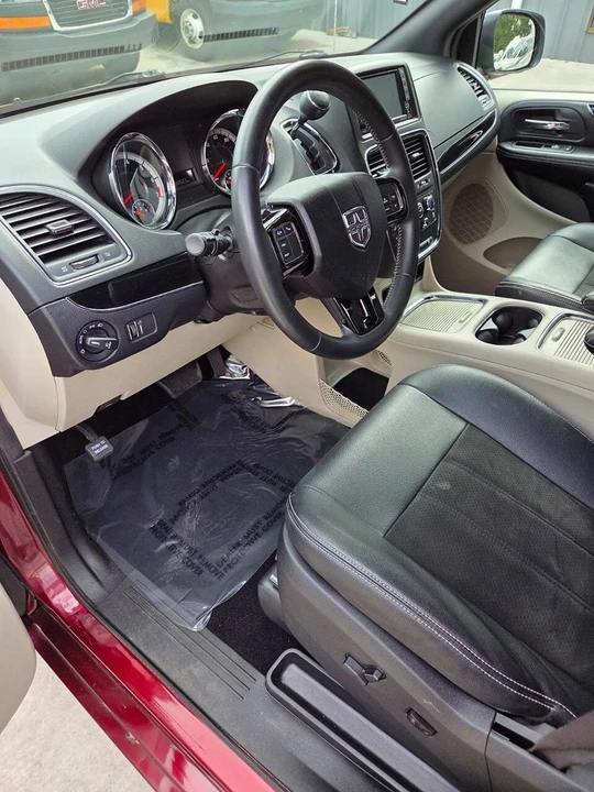 2019 Dodge Caravan - Image 11 of 21