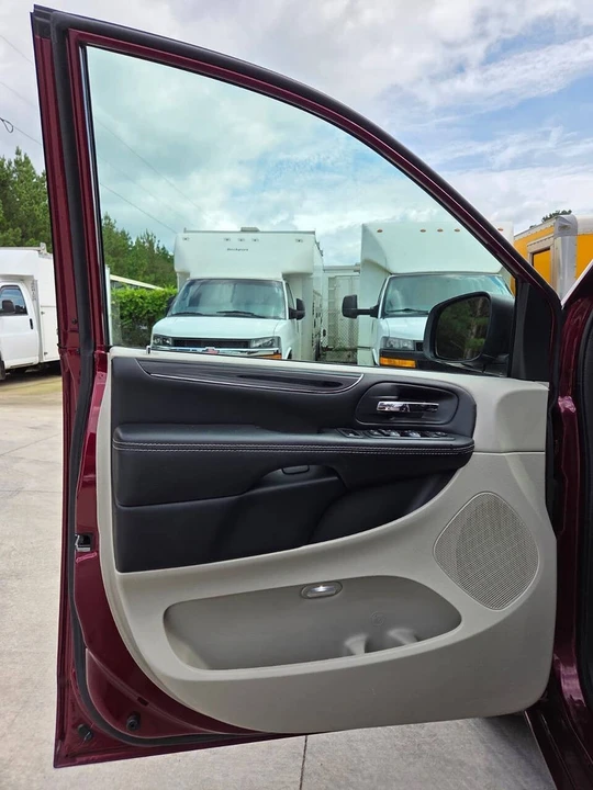 2019 Dodge Caravan - Image 13 of 21