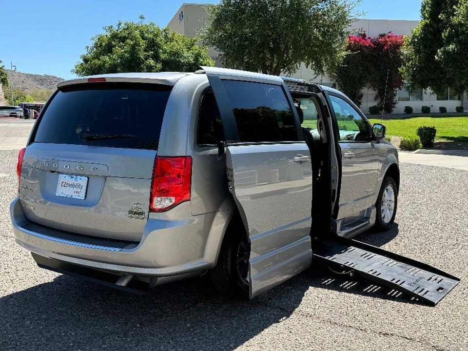 2019 Dodge Caravan - Image 2 of 15