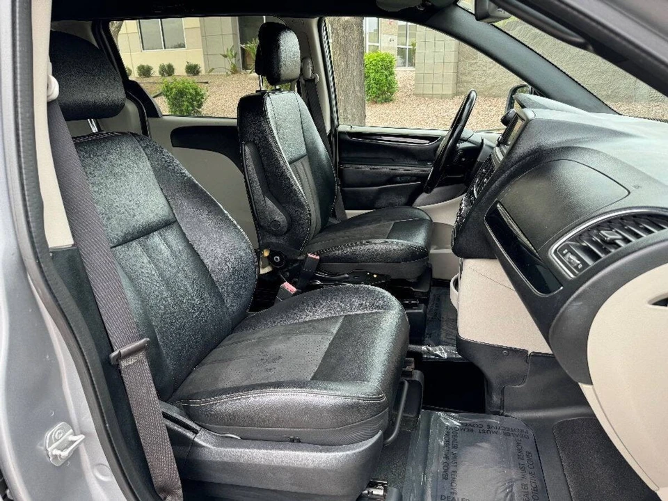 2019 Dodge Caravan - Image 6 of 15