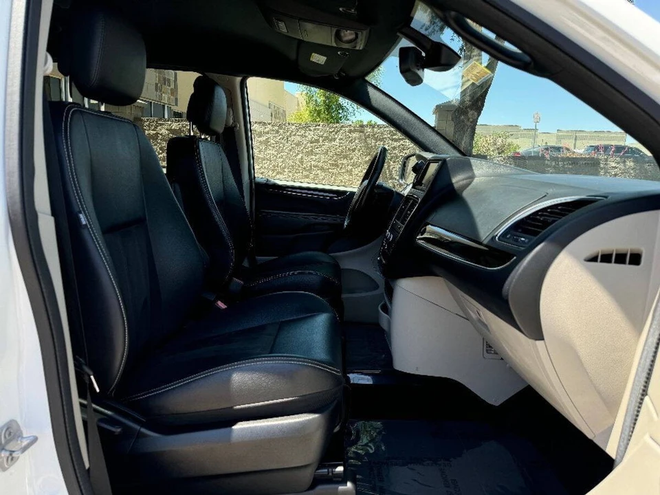 2019 Dodge Caravan - Image 6 of 15