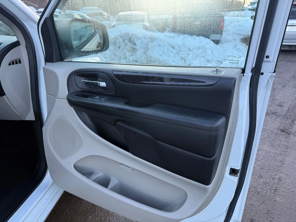2019 Dodge Caravan - Image 13 of 19