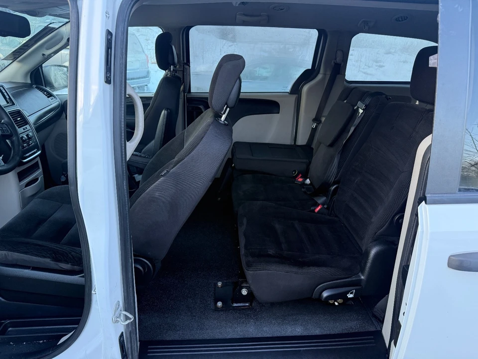 2019 Dodge Caravan - Image 14 of 19